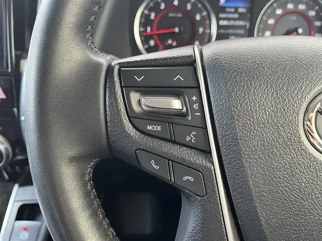 トヨタ アルファード S Aパッケージ 高知県 2019(令1)年 0.7万km ブラック 純正ナビ/　Bluetooth/フルセグ/　CD/DVD/AM/FM/ビルトインETC/両側パワースライドドア/LEDヘッドライト/3列目シート/オットマン/バックカメラ/プッシュスタート/スマートキー/純正18インチアルミホイール/フロアマット/コーナーセンサー/MTモード付AT/オートマチックハイビーム/オートライト/衝突被害軽減システム/盗難防止装置