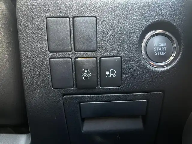 トヨタ アルファード S Aパッケージ 高知県 2019(令1)年 0.7万km ブラック 純正ナビ/　Bluetooth/フルセグ/　CD/DVD/AM/FM/ビルトインETC/両側パワースライドドア/LEDヘッドライト/3列目シート/オットマン/バックカメラ/プッシュスタート/スマートキー/純正18インチアルミホイール/フロアマット/コーナーセンサー/MTモード付AT/オートマチックハイビーム/オートライト/衝突被害軽減システム/盗難防止装置