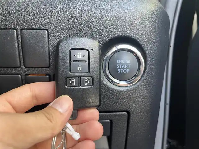 トヨタ アルファード S Aパッケージ 高知県 2019(令1)年 0.7万km ブラック 純正ナビ/　Bluetooth/フルセグ/　CD/DVD/AM/FM/ビルトインETC/両側パワースライドドア/LEDヘッドライト/3列目シート/オットマン/バックカメラ/プッシュスタート/スマートキー/純正18インチアルミホイール/フロアマット/コーナーセンサー/MTモード付AT/オートマチックハイビーム/オートライト/衝突被害軽減システム/盗難防止装置