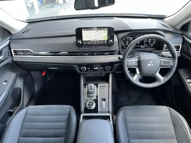 三菱 アウトランダー ＰＨＥＶ G 東京都 2022(令4)年 5.7万km スターリングシルバーM 純正ナビ/マルチアラウンドモニター/衝突被害軽減/後側方車両検知警報/マイパイロット/シートヒーター/パワーシート/パワーバックドア/ワイヤレス充電器/ステアリングスイッチ/スマートキー
