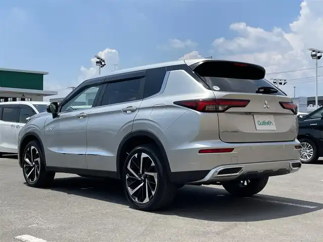 三菱 アウトランダー ＰＨＥＶ G 東京都 2022(令4)年 5.7万km スターリングシルバーM 純正ナビ/マルチアラウンドモニター/衝突被害軽減/後側方車両検知警報/マイパイロット/シートヒーター/パワーシート/パワーバックドア/ワイヤレス充電器/ステアリングスイッチ/スマートキー