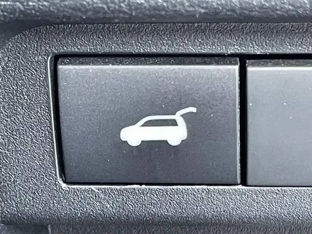 三菱 アウトランダー ＰＨＥＶ G 東京都 2022(令4)年 5.7万km スターリングシルバーM 純正ナビ/マルチアラウンドモニター/衝突被害軽減/後側方車両検知警報/マイパイロット/シートヒーター/パワーシート/パワーバックドア/ワイヤレス充電器/ステアリングスイッチ/スマートキー