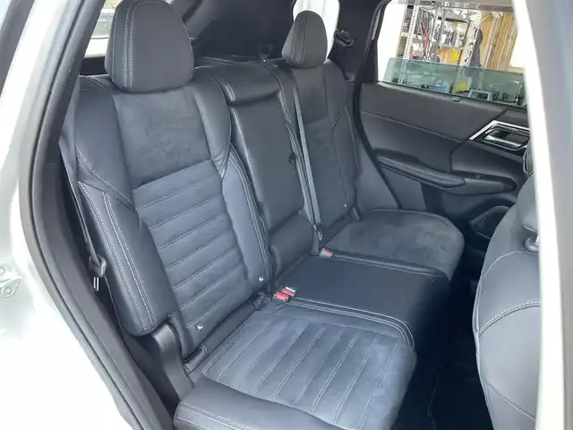 三菱 アウトランダー ＰＨＥＶ G 東京都 2022(令4)年 5.7万km スターリングシルバーM 純正ナビ/マルチアラウンドモニター/衝突被害軽減/後側方車両検知警報/マイパイロット/シートヒーター/パワーシート/パワーバックドア/ワイヤレス充電器/ステアリングスイッチ/スマートキー