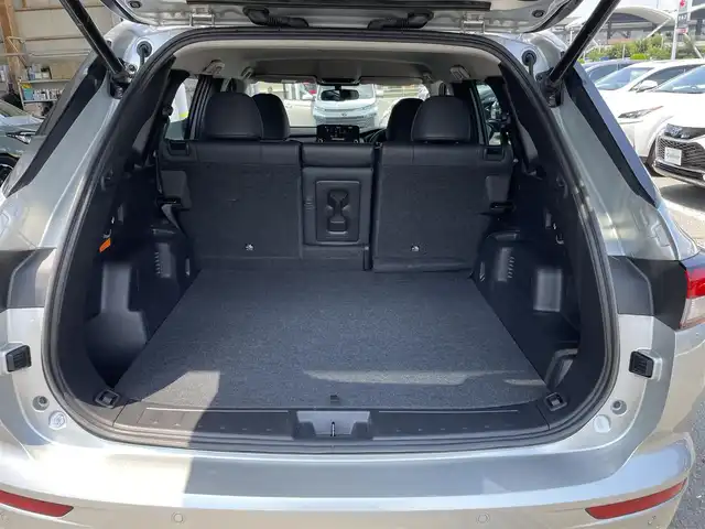 三菱 アウトランダー ＰＨＥＶ G 東京都 2022(令4)年 5.7万km スターリングシルバーM 純正ナビ/マルチアラウンドモニター/衝突被害軽減/後側方車両検知警報/マイパイロット/シートヒーター/パワーシート/パワーバックドア/ワイヤレス充電器/ステアリングスイッチ/スマートキー