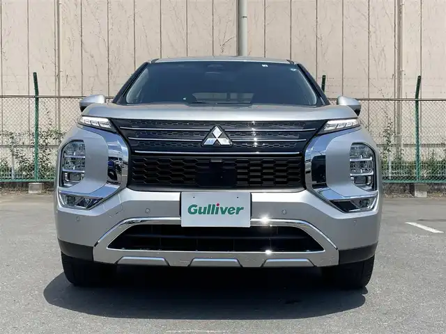 三菱 アウトランダー ＰＨＥＶ G 東京都 2022(令4)年 5.7万km スターリングシルバーM 純正ナビ/マルチアラウンドモニター/衝突被害軽減/後側方車両検知警報/マイパイロット/シートヒーター/パワーシート/パワーバックドア/ワイヤレス充電器/ステアリングスイッチ/スマートキー