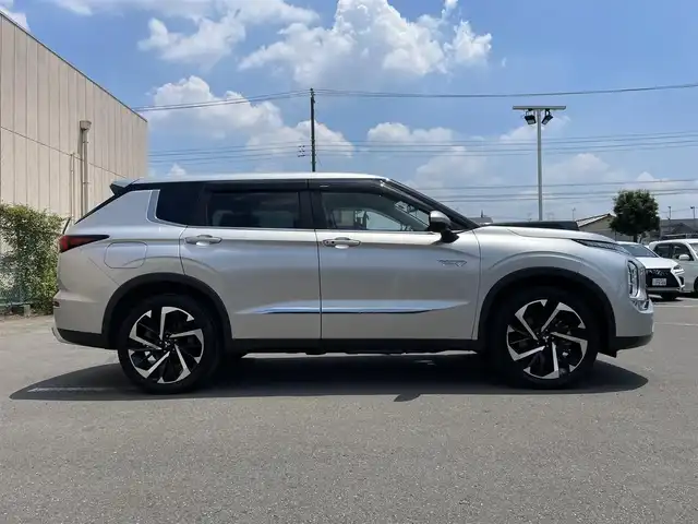 三菱 アウトランダー ＰＨＥＶ G 東京都 2022(令4)年 5.7万km スターリングシルバーM 純正ナビ/マルチアラウンドモニター/衝突被害軽減/後側方車両検知警報/マイパイロット/シートヒーター/パワーシート/パワーバックドア/ワイヤレス充電器/ステアリングスイッチ/スマートキー