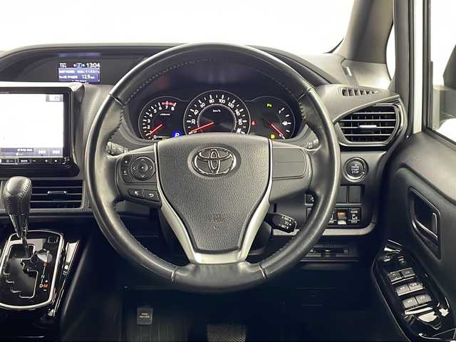 トヨタ ヴォクシー ZS 栃木県 2019(平31)年 6.8万km ホワイトパールクリスタルシャイン トヨタセーフティセンス/・プリクラッシュセーフティ/・レーンディパーチャーアラート/・オートマチックハイビーム/・先行車発進アラーム/レンタアップ/社外ナビ/（CD/DVD/BT/TV/AM/FM/SD)/LEDヘッドライト/アイドリングストップ/両側パワースライドドア/オートエアコン/オートライト/ETC/電動格納ミラー/純正さサイドバイザー/フォグライト/USB給電/スマートキー/プッシュスタート/革巻きステアリング/ステアリングスイッチ