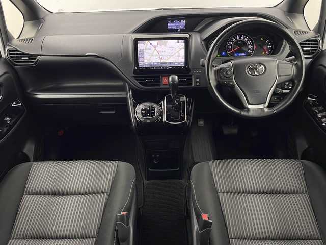 トヨタ ヴォクシー ZS 栃木県 2019(平31)年 6.8万km ホワイトパールクリスタルシャイン トヨタセーフティセンス/・プリクラッシュセーフティ/・レーンディパーチャーアラート/・オートマチックハイビーム/・先行車発進アラーム/レンタアップ/社外ナビ/（CD/DVD/BT/TV/AM/FM/SD)/LEDヘッドライト/アイドリングストップ/両側パワースライドドア/オートエアコン/オートライト/ETC/電動格納ミラー/純正さサイドバイザー/フォグライト/USB給電/スマートキー/プッシュスタート/革巻きステアリング/ステアリングスイッチ