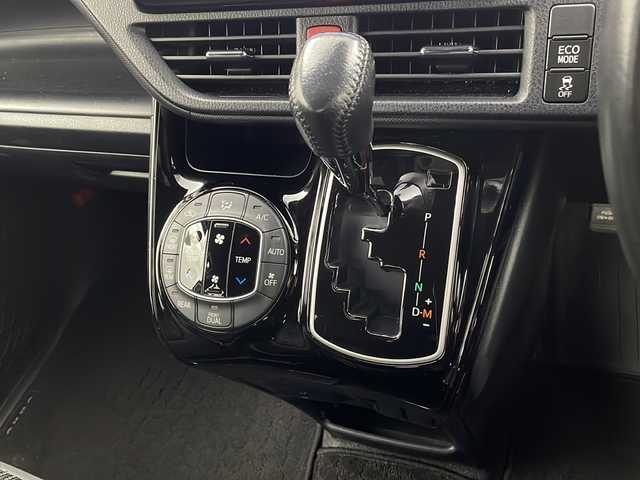 トヨタ ヴォクシー ZS 栃木県 2019(平31)年 6.8万km ホワイトパールクリスタルシャイン トヨタセーフティセンス/・プリクラッシュセーフティ/・レーンディパーチャーアラート/・オートマチックハイビーム/・先行車発進アラーム/レンタアップ/社外ナビ/（CD/DVD/BT/TV/AM/FM/SD)/LEDヘッドライト/アイドリングストップ/両側パワースライドドア/オートエアコン/オートライト/ETC/電動格納ミラー/純正さサイドバイザー/フォグライト/USB給電/スマートキー/プッシュスタート/革巻きステアリング/ステアリングスイッチ