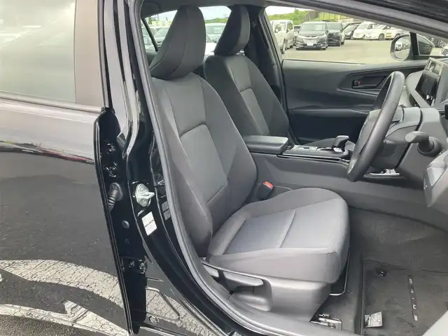 トヨタ プリウス U 静岡県 2023(令5)年 1.5万km アティチュードブラックマイカ トヨタセーフティセンス/純正8インチディスプレイオーディオ/　AM FM Bluetooth Miracast/フルセグTV/パノラミックビューモニター/ステアリングヒーター/ETC2.0/ブラインドスポットモニタリング/電動パーキングブレーキ/オートブレーキホールド/LEDヘッドライト/AC100V/純正フロアマット/スマートキー
