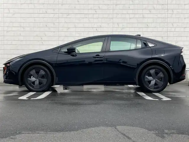 トヨタ プリウス U 静岡県 2023(令5)年 1.5万km アティチュードブラックマイカ トヨタセーフティセンス/純正8インチディスプレイオーディオ/　AM FM Bluetooth Miracast/フルセグTV/パノラミックビューモニター/ステアリングヒーター/ETC2.0/ブラインドスポットモニタリング/電動パーキングブレーキ/オートブレーキホールド/LEDヘッドライト/AC100V/純正フロアマット/スマートキー