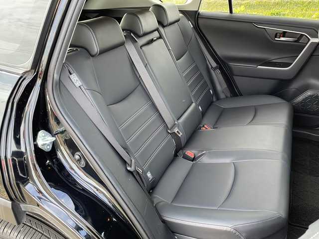 トヨタ ＲＡＶ４ ハイブリッドG 新潟県 2019(令1)年 5.8万km アティチュードブラックマイカ 4WD/純正9インチSDナビ(NSZT-Y68T)/CD/DVD/BT/フルセグテレビ/バックカメラ/ETC/ドライブレコーダー/衝突被害軽減ブレーキ/レーンキープアシスト/レーダークルーズコントロール/サンルーフ/革シート/運転席パワーシート/シートヒーター /ステアリングヒーター/ステアリングスイッチ/パワーバックドア/コーナーセンサー/スマートキー/プッシュスタート/LEDヘッドライト/オートライト/オートハイビーム/フォグランプ/純正18インチアルミホイール