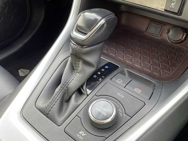 トヨタ ＲＡＶ４ ハイブリッドG 新潟県 2019(令1)年 5.8万km アティチュードブラックマイカ 4WD/純正9インチSDナビ(NSZT-Y68T)/CD/DVD/BT/フルセグテレビ/バックカメラ/ETC/ドライブレコーダー/衝突被害軽減ブレーキ/レーンキープアシスト/レーダークルーズコントロール/サンルーフ/革シート/運転席パワーシート/シートヒーター /ステアリングヒーター/ステアリングスイッチ/パワーバックドア/コーナーセンサー/スマートキー/プッシュスタート/LEDヘッドライト/オートライト/オートハイビーム/フォグランプ/純正18インチアルミホイール