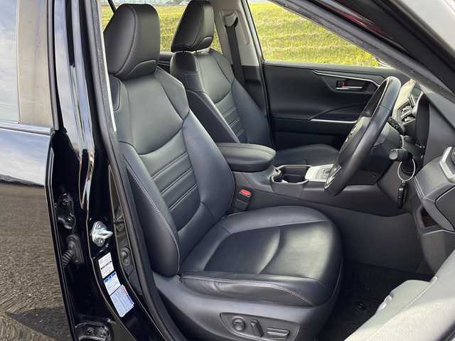 トヨタ ＲＡＶ４ ハイブリッドG 新潟県 2019(令1)年 5.8万km アティチュードブラックマイカ 4WD/純正9インチSDナビ(NSZT-Y68T)/CD/DVD/BT/フルセグテレビ/バックカメラ/ETC/ドライブレコーダー/衝突被害軽減ブレーキ/レーンキープアシスト/レーダークルーズコントロール/サンルーフ/革シート/運転席パワーシート/シートヒーター /ステアリングヒーター/ステアリングスイッチ/パワーバックドア/コーナーセンサー/スマートキー/プッシュスタート/LEDヘッドライト/オートライト/オートハイビーム/フォグランプ/純正18インチアルミホイール