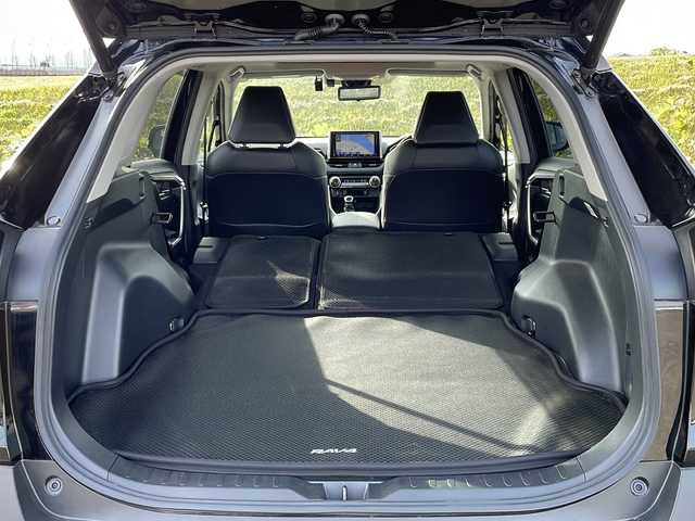 トヨタ ＲＡＶ４ ハイブリッドG 新潟県 2019(令1)年 5.8万km アティチュードブラックマイカ 4WD/純正9インチSDナビ(NSZT-Y68T)/CD/DVD/BT/フルセグテレビ/バックカメラ/ETC/ドライブレコーダー/衝突被害軽減ブレーキ/レーンキープアシスト/レーダークルーズコントロール/サンルーフ/革シート/運転席パワーシート/シートヒーター /ステアリングヒーター/ステアリングスイッチ/パワーバックドア/コーナーセンサー/スマートキー/プッシュスタート/LEDヘッドライト/オートライト/オートハイビーム/フォグランプ/純正18インチアルミホイール