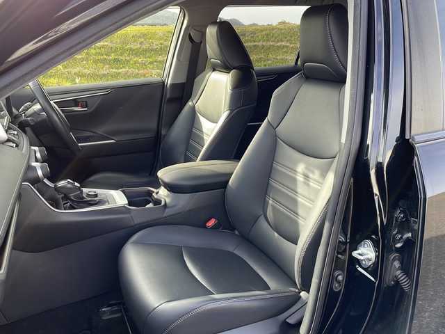 トヨタ ＲＡＶ４ ハイブリッドG 新潟県 2019(令1)年 5.8万km アティチュードブラックマイカ 4WD/純正9インチSDナビ(NSZT-Y68T)/CD/DVD/BT/フルセグテレビ/バックカメラ/ETC/ドライブレコーダー/衝突被害軽減ブレーキ/レーンキープアシスト/レーダークルーズコントロール/サンルーフ/革シート/運転席パワーシート/シートヒーター /ステアリングヒーター/ステアリングスイッチ/パワーバックドア/コーナーセンサー/スマートキー/プッシュスタート/LEDヘッドライト/オートライト/オートハイビーム/フォグランプ/純正18インチアルミホイール