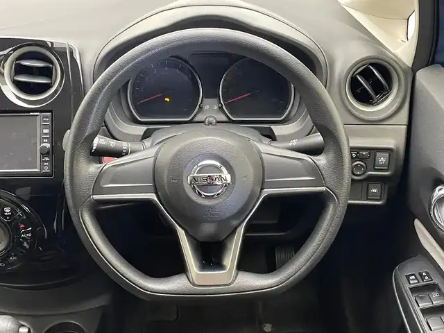 日産 ノート X 兵庫県 2017(平29)年 5.9万km シャイニングブルー 純正メモリーナビ/（フルセグ、CD、BT、MSV、AUX、IPOD）/ドライブレコーダー/バックカメラ/エマージェンシーブレーキ/アイドリングストップ/LDA/スマートキー/ワンオーナー/ISOFIX/純正マット/バイザー/LEDヘッドライト/オートライト/取扱説明書/保証書