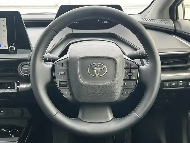 トヨタ プリウス U 岩手県 2023(令5)年 0.5万km プラチナホワイトパールマイカ 寒冷地仕様　ナビ　フルセグ　全周囲　ビルドインＥＴＣ２．０　レーダークルーズ　ＢＳＭ　ステアリングスイッチ　ステアリングヒーター　シートヒーター　ＡＣ１００Ｖ　ヒーター付電格ミラー　オートＬＥＤライト