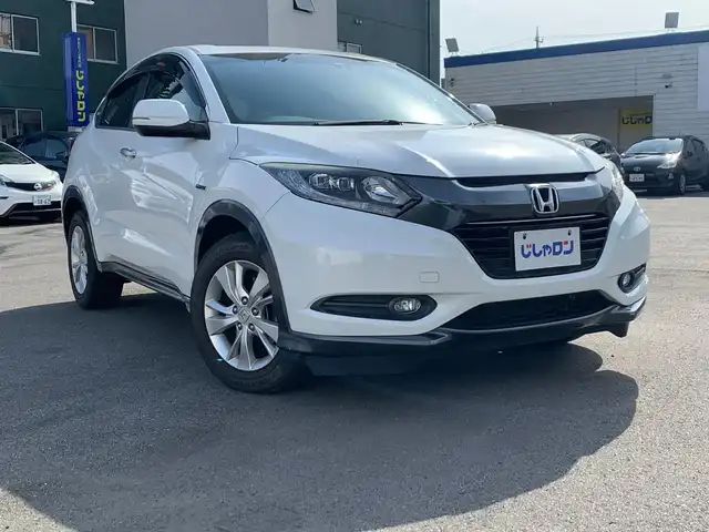 ホンダ ヴェゼル ハイブリッド X 福井県 2015(平27)年 11.3万km ホワイトオーキッドパール (株)IDOMが運営する【じしゃロン福井店】の自社ローン対象車両になります。こちらは現金またはオートローンご利用時の価格です。自社ローンご希望の方は別途その旨お申付け下さい/純正ナビ（CD・DVD・BT接続可）/フルセグテレビ/バックカメラ/ETC/クルーズコントロール/LEDヘッドライト