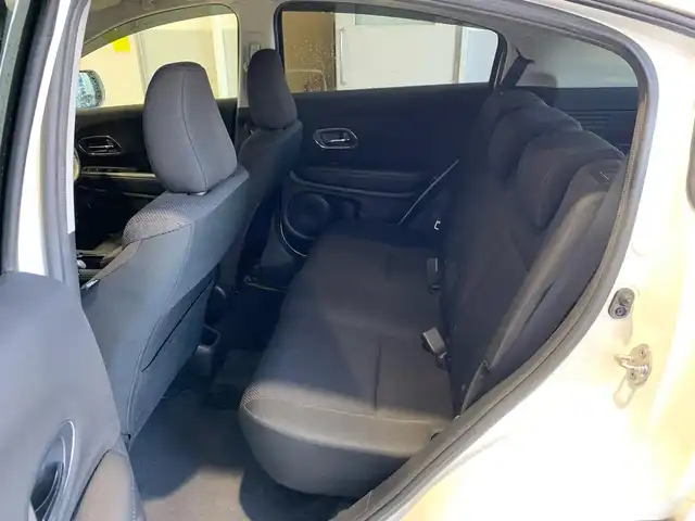 ホンダ ヴェゼル ハイブリッド X 福井県 2015(平27)年 11.3万km ホワイトオーキッドパール (株)IDOMが運営する【じしゃロン福井店】の自社ローン対象車両になります。こちらは現金ご利用時の価格です。/自社ローンご希望の方は別途その旨お申付け下さい。/純正ナビ/Bluetooth/フルセグTV/CD/DVD/バックカメラ/衝突被害軽減システム/クルーズコントロール/オートライト/ETC/純正アルミホイール/パドルシフト/電動パーキングブレーキ/ドアバイザー/ステアリングスイッチ/プッシュスタート/スマートキー/スペアキー/取扱説明書