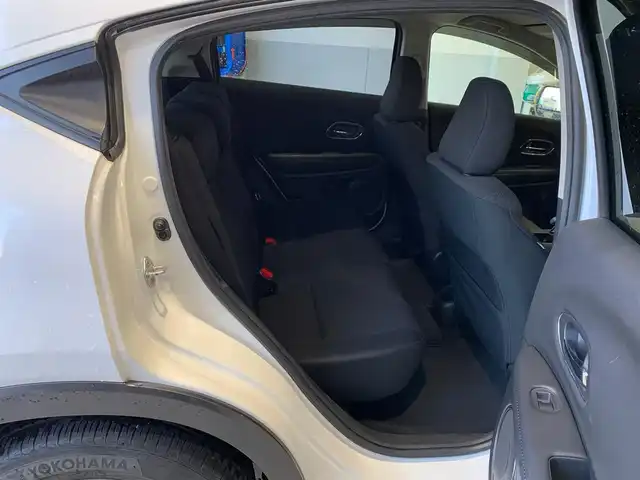 ホンダ ヴェゼル ハイブリッド X 福井県 2015(平27)年 11.3万km ホワイトオーキッドパール (株)IDOMが運営する【じしゃロン福井店】の自社ローン対象車両になります。こちらは現金ご利用時の価格です。/自社ローンご希望の方は別途その旨お申付け下さい。/純正ナビ/Bluetooth/フルセグTV/CD/DVD/バックカメラ/衝突被害軽減システム/クルーズコントロール/オートライト/ETC/純正アルミホイール/パドルシフト/電動パーキングブレーキ/ドアバイザー/ステアリングスイッチ/プッシュスタート/スマートキー/スペアキー/取扱説明書