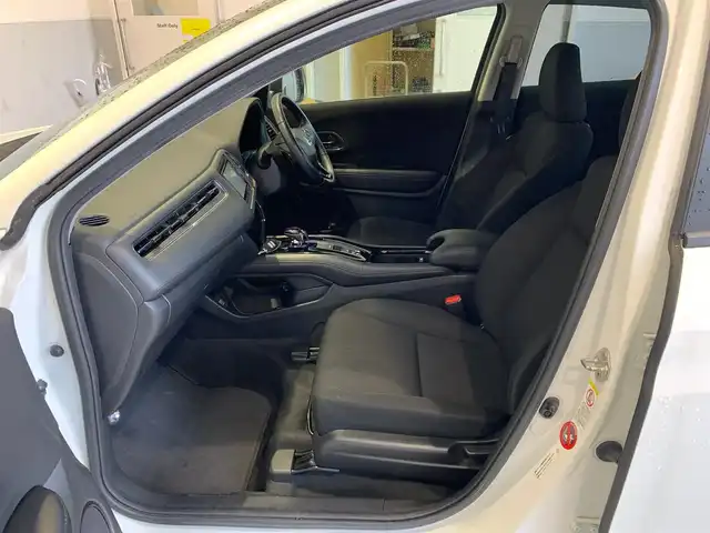 ホンダ ヴェゼル ハイブリッド X 福井県 2015(平27)年 11.3万km ホワイトオーキッドパール (株)IDOMが運営する【じしゃロン福井店】の自社ローン対象車両になります。こちらは現金ご利用時の価格です。/自社ローンご希望の方は別途その旨お申付け下さい。/純正ナビ/Bluetooth/フルセグTV/CD/DVD/バックカメラ/衝突被害軽減システム/クルーズコントロール/オートライト/ETC/純正アルミホイール/パドルシフト/電動パーキングブレーキ/ドアバイザー/ステアリングスイッチ/プッシュスタート/スマートキー/スペアキー/取扱説明書