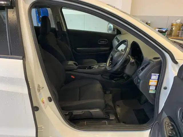 ホンダ ヴェゼル ハイブリッド X 福井県 2015(平27)年 11.3万km ホワイトオーキッドパール (株)IDOMが運営する【じしゃロン福井店】の自社ローン対象車両になります。こちらは現金ご利用時の価格です。/自社ローンご希望の方は別途その旨お申付け下さい。/純正ナビ/Bluetooth/フルセグTV/CD/DVD/バックカメラ/衝突被害軽減システム/クルーズコントロール/オートライト/ETC/純正アルミホイール/パドルシフト/電動パーキングブレーキ/ドアバイザー/ステアリングスイッチ/プッシュスタート/スマートキー/スペアキー/取扱説明書