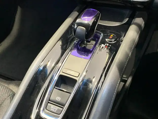 ホンダ ヴェゼル ハイブリッド X 福井県 2015(平27)年 11.3万km ホワイトオーキッドパール (株)IDOMが運営する【じしゃロン福井店】の自社ローン対象車両になります。こちらは現金ご利用時の価格です。/自社ローンご希望の方は別途その旨お申付け下さい。/純正ナビ/Bluetooth/フルセグTV/CD/DVD/バックカメラ/衝突被害軽減システム/クルーズコントロール/オートライト/ETC/純正アルミホイール/パドルシフト/電動パーキングブレーキ/ドアバイザー/ステアリングスイッチ/プッシュスタート/スマートキー/スペアキー/取扱説明書