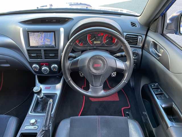 スバル インプレッサ ＷＲＸ STi 神奈川県 2012(平24)年 15.1万km WRブルーマイカ 4WDターボ/社外HDDナビ【AVIC-ZH99】/・DTV/CD/DVD/MSV/BT/バックカメラ/ハーフレザーシート/D席パワーシート/リアスポイラー/社外18インチAW【BSJ】/社外マフラー【フジツボ】/ドライブレコーダー/ETC/横滑り防止機能/革巻きステアリング/プッシュEgスタート/ストップ/スマートキー×2/純正HIDヘッドライト/フロント/バックフォグ/ターンランプ付き電動格納ドアミラー/社外フロアマット