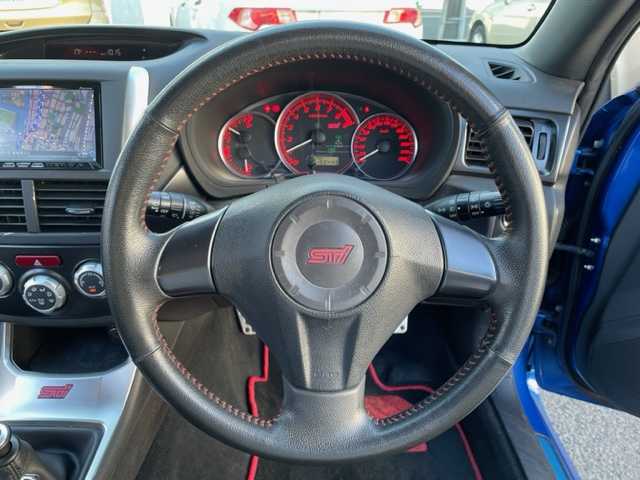 スバル インプレッサ ＷＲＸ STi 神奈川県 2012(平24)年 15.1万km WRブルーマイカ 4WDターボ/社外HDDナビ【AVIC-ZH99】/・DTV/CD/DVD/MSV/BT/バックカメラ/ハーフレザーシート/D席パワーシート/リアスポイラー/社外18インチAW【BSJ】/社外マフラー【フジツボ】/ドライブレコーダー/ETC/横滑り防止機能/革巻きステアリング/プッシュEgスタート/ストップ/スマートキー×2/純正HIDヘッドライト/フロント/バックフォグ/ターンランプ付き電動格納ドアミラー/社外フロアマット