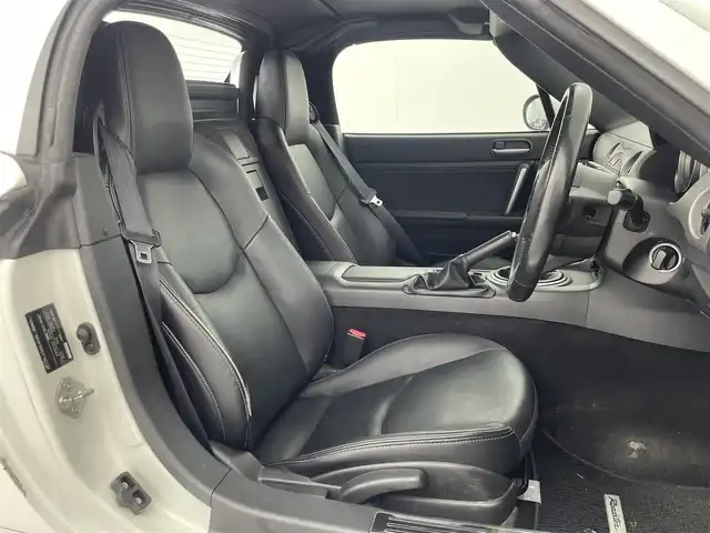 マツダ ロードスター RS RHT 群馬県 2010(平22)年 6.9万km クリスタルホワイトパールマイカ レザーパッケージ/・サイドドアトリムアームレストソフトパッド（合成皮革）/・シート材質　本革（ブラック）/・センターコンソールリッドソフトパッド（合成皮革）/・シートヒーター（温度５段調整機能付）/・シフトノブ本革巻（アルミリング付）/＝＝＝＝/6MT/電動開閉ハードトップ/スマートキー /HIDヘッドライト/フロントフォグランプ /純正17インチAW/社外クラリオンオーディオ