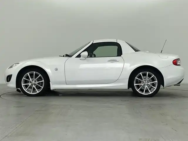 マツダ ロードスター RS RHT 群馬県 2010(平22)年 6.9万km クリスタルホワイトパールマイカ レザーパッケージ/・サイドドアトリムアームレストソフトパッド（合成皮革）/・シート材質　本革（ブラック）/・センターコンソールリッドソフトパッド（合成皮革）/・シートヒーター（温度５段調整機能付）/・シフトノブ本革巻（アルミリング付）/＝＝＝＝/6MT/電動開閉ハードトップ/スマートキー /HIDヘッドライト/フロントフォグランプ /純正17インチAW/社外クラリオンオーディオ
