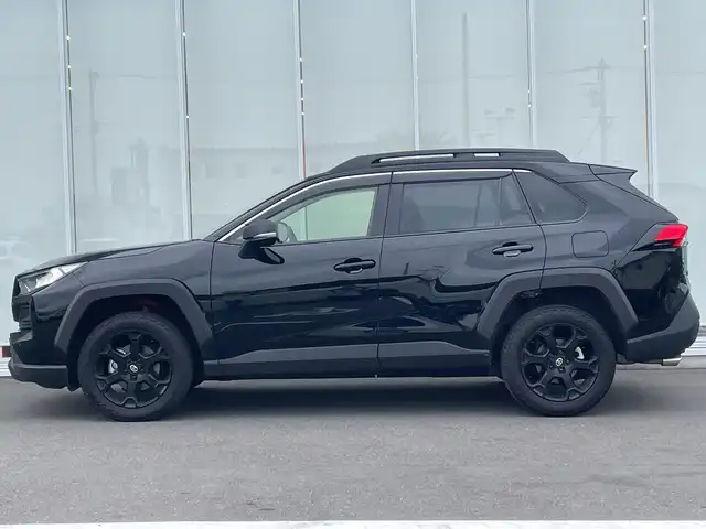 トヨタ ＲＡＶ４ アドベンチャー オフロードPKGⅡ 神奈川県 2024(令6)年 1.7万km アティチュードブラックマイカ 純正ディスプレイオーディオ/Bluetooth/AppleCarPlay/AndroidAuto/追従式クルーズコントロール/全周囲カメラ/純正ドライブレコーダー/電動リアゲート/パワーシート/シートヒーター/エアシート/ステアリングヒーター/ルーフレール/ETC2.0/LEDヘッドライト/フォグランプ/オートブレーキホールド/ダウンヒルアシストコントロール/オートマチックハイビーム/コーナーセンサー/リフトアップ/横滑り防止装置/レーンキープアシスト/純正フロアマット/純正アルミホイール/盗難防止装置/カーテンエアバック