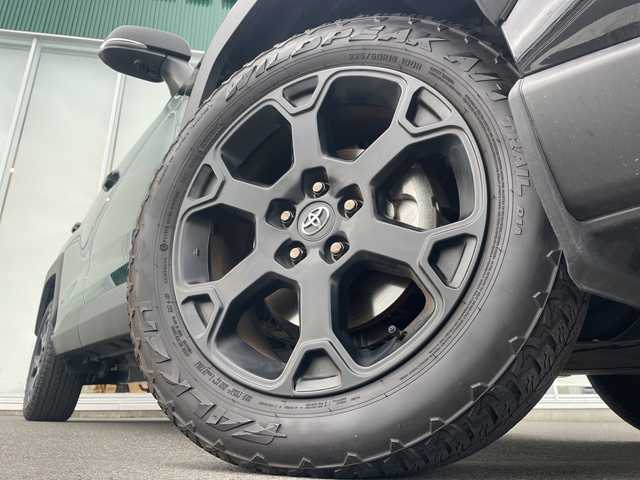 トヨタ ＲＡＶ４ アドベンチャー オフロードPKGⅡ 神奈川県 2024(令6)年 1.7万km アティチュードブラックマイカ 純正ディスプレイオーディオ/Bluetooth/AppleCarPlay/AndroidAuto/追従式クルーズコントロール/全周囲カメラ/純正ドライブレコーダー/電動リアゲート/パワーシート/シートヒーター/エアシート/ステアリングヒーター/ルーフレール/ETC2.0/LEDヘッドライト/フォグランプ/オートブレーキホールド/ダウンヒルアシストコントロール/オートマチックハイビーム/コーナーセンサー/リフトアップ/横滑り防止装置/レーンキープアシスト/純正フロアマット/純正アルミホイール/盗難防止装置/カーテンエアバック