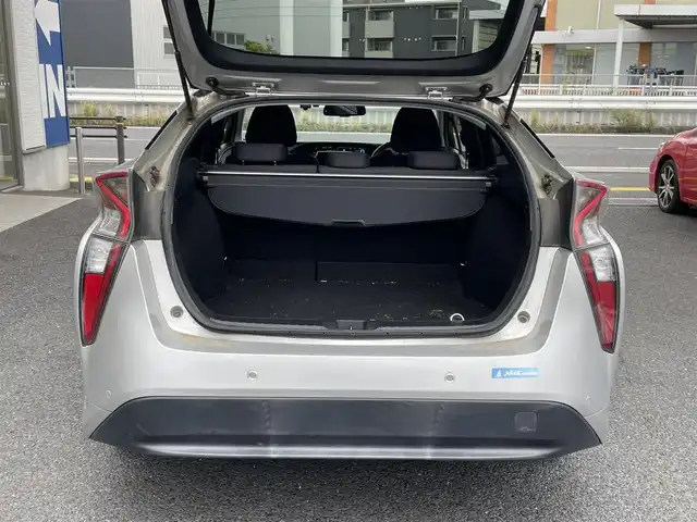 トヨタ プリウス Sセーフティプラス 岐阜県 2017(平29)年 13万km シルバーM (株)IDOMが運営する【じしゃロン多治見店】の自社ローン専用車両になります。こちらは現金またはオートローンご利用時の価格です。自社ローンご希望の方は別途その旨お申付け下さい。/プリうクラッシュセーフティ/全車速追従機能付クルーズコントロール/レーンディパーチャーアラート（ステアリング制御付）/オートマチックハイビーム/インテリジェントクリアランスソナー/インテリジェントパーキングアシスト/カラーヘッドアップディスプレイ/LEDヘッドライト/LEDフォグランプ/純正ＳＤナビゲーション/Bluetooth・AUX・ワンセグ/バックカメラ/社外３６０°ドライブレコーダー