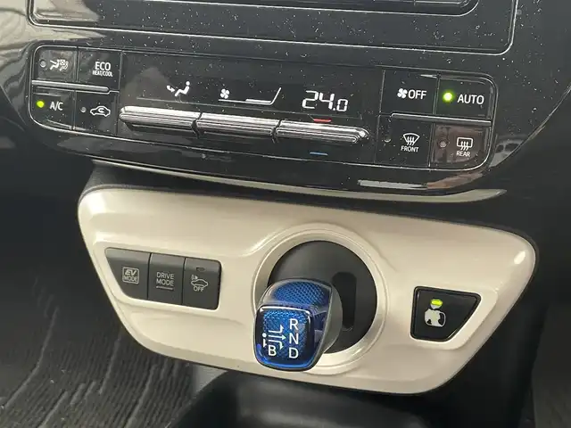 トヨタ プリウス Sセーフティプラス 岐阜県 2017(平29)年 13万km シルバーM (株)IDOMが運営する【じしゃロン多治見店】の自社ローン専用車両になります。こちらは現金またはオートローンご利用時の価格です。自社ローンご希望の方は別途その旨お申付け下さい。/プリうクラッシュセーフティ/全車速追従機能付クルーズコントロール/レーンディパーチャーアラート（ステアリング制御付）/オートマチックハイビーム/インテリジェントクリアランスソナー/インテリジェントパーキングアシスト/カラーヘッドアップディスプレイ/LEDヘッドライト/LEDフォグランプ/純正ＳＤナビゲーション/Bluetooth・AUX・ワンセグ/バックカメラ/社外３６０°ドライブレコーダー