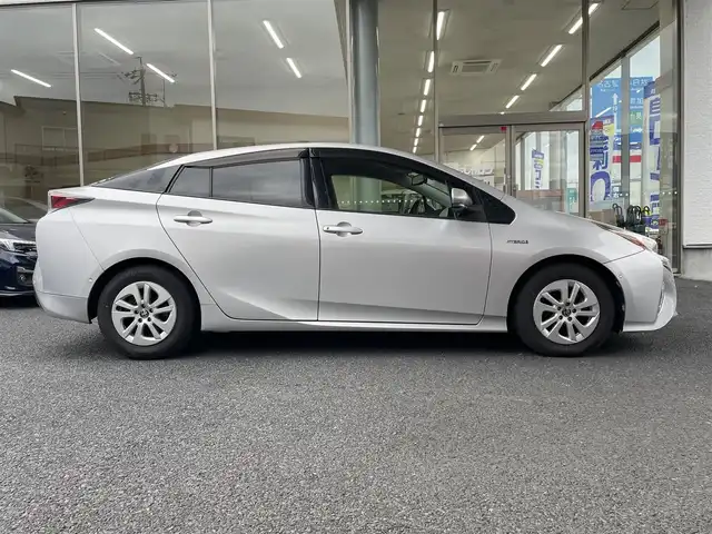 トヨタ プリウス Sセーフティプラス 岐阜県 2017(平29)年 13万km シルバーM (株)IDOMが運営する【じしゃロン多治見店】の自社ローン専用車両になります。こちらは現金またはオートローンご利用時の価格です。自社ローンご希望の方は別途その旨お申付け下さい。/プリうクラッシュセーフティ/全車速追従機能付クルーズコントロール/レーンディパーチャーアラート（ステアリング制御付）/オートマチックハイビーム/インテリジェントクリアランスソナー/インテリジェントパーキングアシスト/カラーヘッドアップディスプレイ/LEDヘッドライト/LEDフォグランプ/純正ＳＤナビゲーション/Bluetooth・AUX・ワンセグ/バックカメラ/社外３６０°ドライブレコーダー