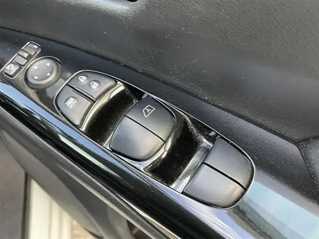 日産 セレナ ライダー 福島県 2016(平28)年 12.6万km ブリリアントホワイトパール (株)IDOMが運営する【じしゃロン福島店】の自社ローン専用車両になります。こちらは現金またはオートローンご利用時の価格です。自社ローンご希望の方は別途その旨お申付け下さい/社外メモリナビ/フルセグテレビ/アラウンドビューモニター/両側パワースライドドア/ハンズフリードア/衝突軽減システム/パーキングアシスト/革巻ステアリング/LEDヘッドライト/セーフティパックA