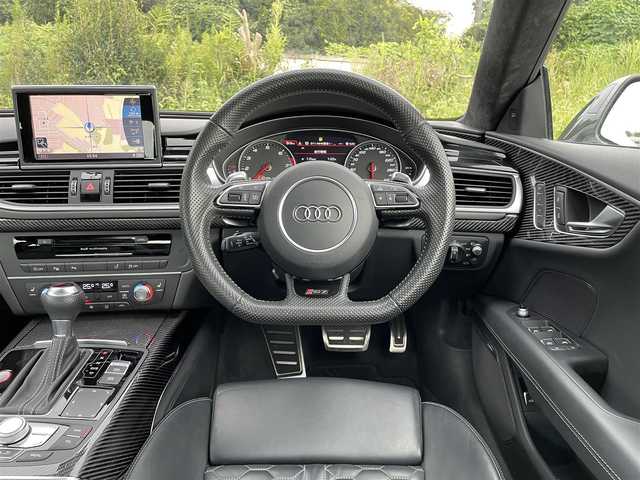 アウディ ＲＳ７ スポーツバック 千葉県 2015(平27)年 2.7万km グレイシアホワイトメタリック 色コード:LS9R（グレイシアホワイトメタリック）/純正HDDナビ/フルセグTV/BOSEサウンドシステム/サンルーフ/黒レザーシート/前後カメラ/純正21インチAW/レッドキャリパー/RSスポーツエグゾースト/４ゾーンエアコン/レーダークルーズコントロール/衝突軽減ブレーキ/レーンキープアシスト/ブラインドスポットモニター/マトリックスLEDヘッドライト/カーボンミラーカバー/取扱説明書/スペアキー