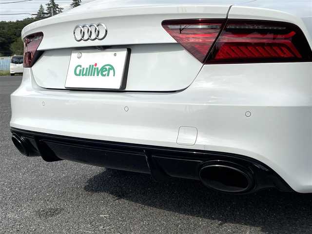 アウディ ＲＳ７ スポーツバック 千葉県 2015(平27)年 2.7万km グレイシアホワイトメタリック 色コード:LS9R（グレイシアホワイトメタリック）/純正HDDナビ/フルセグTV/BOSEサウンドシステム/サンルーフ/黒レザーシート/前後カメラ/純正21インチAW/レッドキャリパー/RSスポーツエグゾースト/４ゾーンエアコン/レーダークルーズコントロール/衝突軽減ブレーキ/レーンキープアシスト/ブラインドスポットモニター/マトリックスLEDヘッドライト/カーボンミラーカバー/取扱説明書/スペアキー