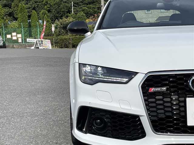 アウディ ＲＳ７ スポーツバック 千葉県 2015(平27)年 2.7万km グレイシアホワイトメタリック 色コード:LS9R（グレイシアホワイトメタリック）/純正HDDナビ/フルセグTV/BOSEサウンドシステム/サンルーフ/黒レザーシート/前後カメラ/純正21インチAW/レッドキャリパー/RSスポーツエグゾースト/４ゾーンエアコン/レーダークルーズコントロール/衝突軽減ブレーキ/レーンキープアシスト/ブラインドスポットモニター/マトリックスLEDヘッドライト/カーボンミラーカバー/取扱説明書/スペアキー