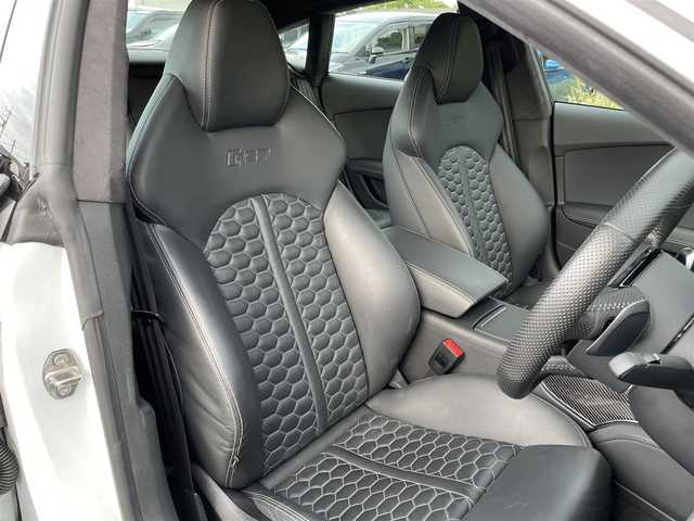 アウディ ＲＳ７ スポーツバック 千葉県 2015(平27)年 2.7万km グレイシアホワイトメタリック 色コード:LS9R（グレイシアホワイトメタリック）/純正HDDナビ/フルセグTV/BOSEサウンドシステム/サンルーフ/黒レザーシート/前後カメラ/純正21インチAW/レッドキャリパー/RSスポーツエグゾースト/４ゾーンエアコン/レーダークルーズコントロール/衝突軽減ブレーキ/レーンキープアシスト/ブラインドスポットモニター/マトリックスLEDヘッドライト/カーボンミラーカバー/取扱説明書/スペアキー