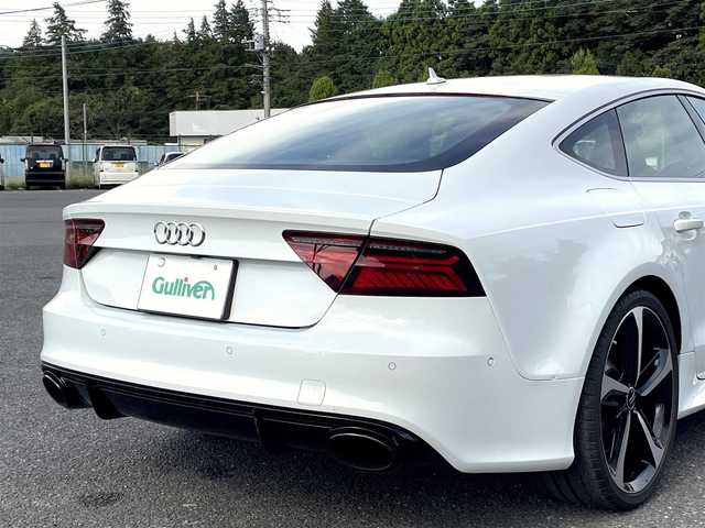 アウディ ＲＳ７ スポーツバック 千葉県 2015(平27)年 2.7万km グレイシアホワイトメタリック 色コード:LS9R（グレイシアホワイトメタリック）/純正HDDナビ/フルセグTV/BOSEサウンドシステム/サンルーフ/黒レザーシート/前後カメラ/純正21インチAW/レッドキャリパー/RSスポーツエグゾースト/４ゾーンエアコン/レーダークルーズコントロール/衝突軽減ブレーキ/レーンキープアシスト/ブラインドスポットモニター/マトリックスLEDヘッドライト/カーボンミラーカバー/取扱説明書/スペアキー