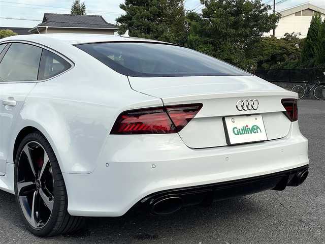 アウディ ＲＳ７ スポーツバック 千葉県 2015(平27)年 2.7万km グレイシアホワイトメタリック 色コード:LS9R（グレイシアホワイトメタリック）/純正HDDナビ/フルセグTV/BOSEサウンドシステム/サンルーフ/黒レザーシート/前後カメラ/純正21インチAW/レッドキャリパー/RSスポーツエグゾースト/４ゾーンエアコン/レーダークルーズコントロール/衝突軽減ブレーキ/レーンキープアシスト/ブラインドスポットモニター/マトリックスLEDヘッドライト/カーボンミラーカバー/取扱説明書/スペアキー
