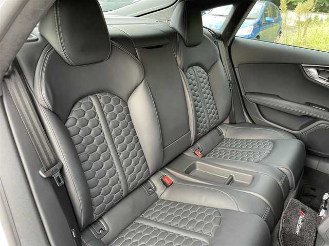 アウディ ＲＳ７ スポーツバック 千葉県 2015(平27)年 2.7万km グレイシアホワイトメタリック 色コード:LS9R（グレイシアホワイトメタリック）/純正HDDナビ/フルセグTV/BOSEサウンドシステム/サンルーフ/黒レザーシート/前後カメラ/純正21インチAW/レッドキャリパー/RSスポーツエグゾースト/４ゾーンエアコン/レーダークルーズコントロール/衝突軽減ブレーキ/レーンキープアシスト/ブラインドスポットモニター/マトリックスLEDヘッドライト/カーボンミラーカバー/取扱説明書/スペアキー