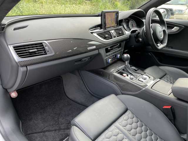 アウディ ＲＳ７ スポーツバック 千葉県 2015(平27)年 2.7万km グレイシアホワイトメタリック 色コード:LS9R（グレイシアホワイトメタリック）/純正HDDナビ/フルセグTV/BOSEサウンドシステム/サンルーフ/黒レザーシート/前後カメラ/純正21インチAW/レッドキャリパー/RSスポーツエグゾースト/４ゾーンエアコン/レーダークルーズコントロール/衝突軽減ブレーキ/レーンキープアシスト/ブラインドスポットモニター/マトリックスLEDヘッドライト/カーボンミラーカバー/取扱説明書/スペアキー
