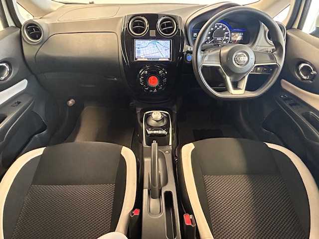 日産 ノート e－パワー B 静岡県 2019(平31)年 6.9万km ブリリアントホワイトパール (株)IDOMが運営する【じしゃロン浜松店】の自社ローン専用車両になりますこちらは現金またはオートローンご利用時の価格です。自社ローンご希望の方は別途その旨お申付け下さい/社外7インチナビ　（AVIC‐CZ901）/　フルセグTV　CD/DVD/SD/Bluetooth/プッシュスタート/バックカメラ/コーナーセンサー/横滑り防止/衝突軽減ブレーキ/車線逸脱防止支援システム/ETC/ヘッドライトレベライザー/電動格納ミラー