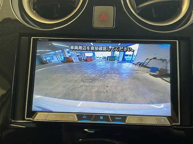 日産 ノート e－パワー B 静岡県 2019(平31)年 6.9万km ブリリアントホワイトパール (株)IDOMが運営する【じしゃロン浜松店】の自社ローン専用車両になりますこちらは現金またはオートローンご利用時の価格です。自社ローンご希望の方は別途その旨お申付け下さい/社外7インチナビ　（AVIC‐CZ901）/　フルセグTV　CD/DVD/SD/Bluetooth/プッシュスタート/バックカメラ/コーナーセンサー/横滑り防止/衝突軽減ブレーキ/車線逸脱防止支援システム/ETC/ヘッドライトレベライザー/電動格納ミラー