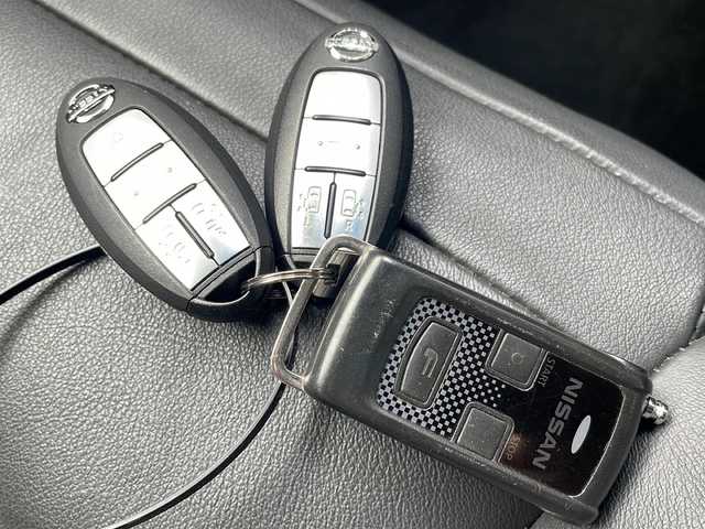 日産 エルグランド ライダー 黒本革シート 長野県 2017(平29)年 6.2万km ブリリアントホワイトパール ４WD/ブラックレザーシート/両側パワースライドドア/メモリナビフルセグTV/バックカメラ/ETC/純正18インチアルミ/シートヒーター/パワーシート/クルーズコントロール/プッシュスタート/保証書/スペアキー