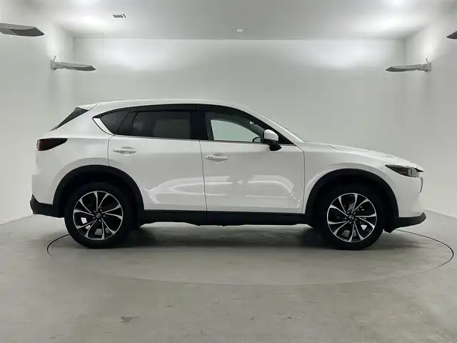 マツダ ＣＸ－５ XD Lパッケージ 福井県 2022(令4)年 1.6万km スノーフレイクホワイトパールマイカ i-ACTIVE SENSE/-衝突軽減ブレーキ/-ブラインドスポットモニター/-レーンキープアシスト/-レーダークルーズコントロール/-パーキングセンサー/10.25インチマツダコネクトナビ/-Bluetooth/-USB/-AM/-FM/アラウンドビューモニター/白レザーシート/-前席パワーシート/-前席シートヒーター/革巻きステアリング/-ステアリングヒーター/-パドルシフト/BOSEサウンド/ハンズフリーパワーバックドア/LEDオートライト/ETC/おくだけ充電